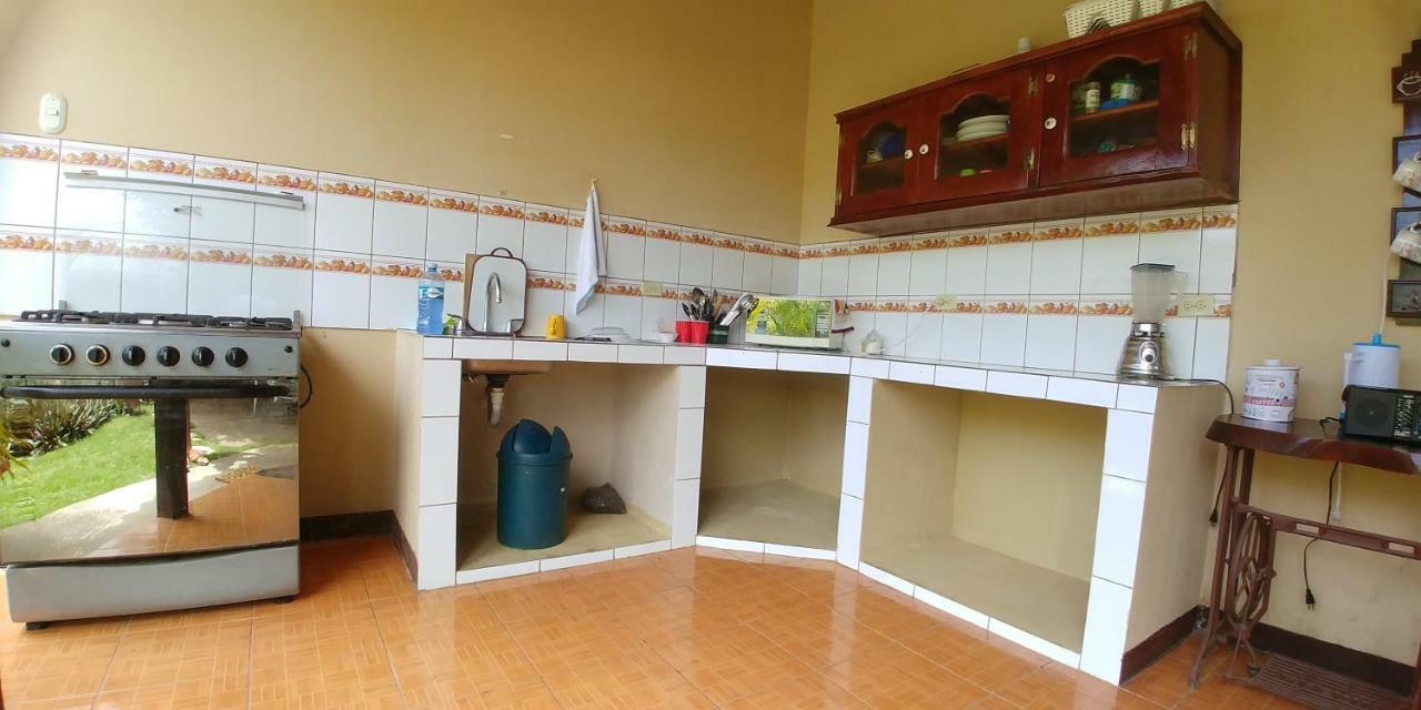 Hostel Los Abuelos 莫约加尔帕 外观 照片